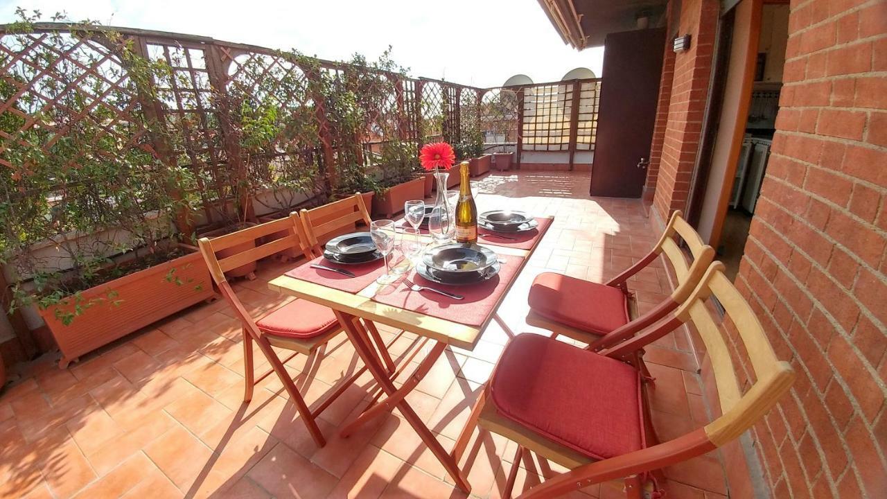 Terrace22 - Delizioso Attico Ben Collegato, 4 Persone Appartamento Roma